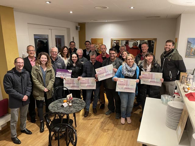 Gruppenfoto mit lokalem OK, schweiz.bewegt und den Vertretern der preisberechtigten Vereinen im Café Kronenhof. Foto: zVg