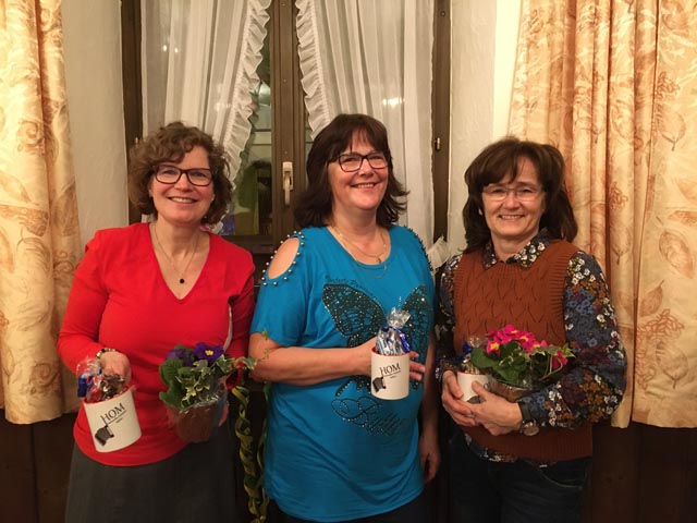 Die drei Mitglieder mit den meisten Probebesuchen wurden geehrt (von links): Silvia Eberle, Marianne Rua und Evi Mösch. Foto: zVg