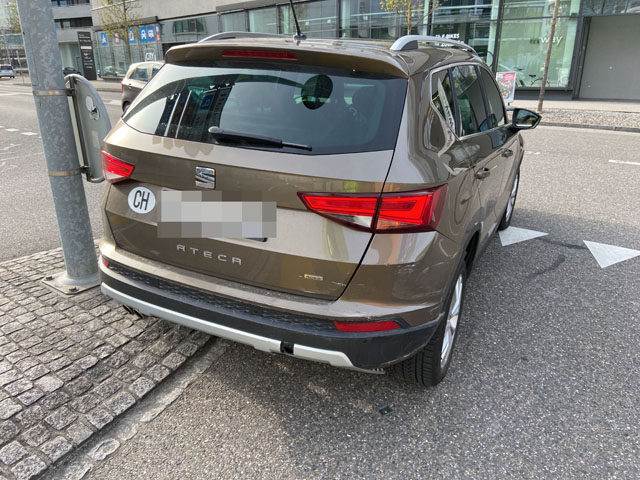 Ene 49-jährige Automobilistin prallte an der Buchserstrasse in Aarau ins Heck des vor ihr stehenden Autos. Foto: Polizei AG