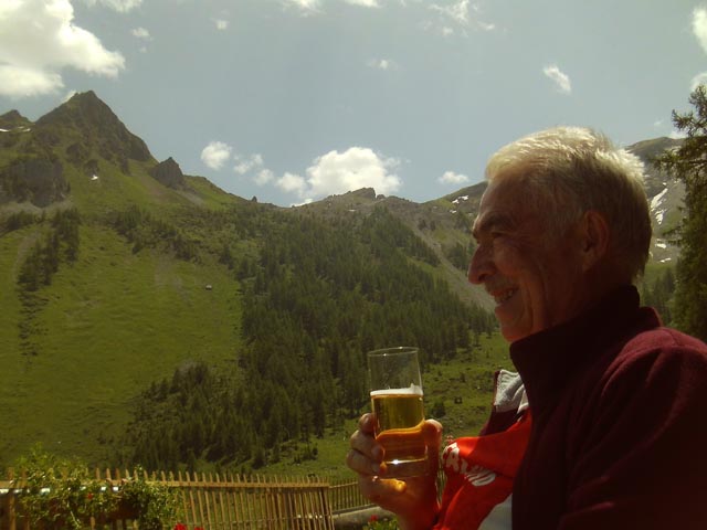 Auf der Rückkehr von Col des Pauvres hoch über Bex, auf 2111 Metern über dem Meeresspiegel, genoss ich bei einem Bier nochmals die steile Rampe vom Refuge de la Rijasse aus.