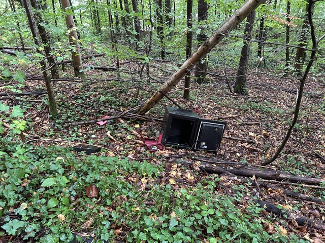Dieser aufgebrochene Tresor wurde in einem Wald bei Rheinfelden gefunden.