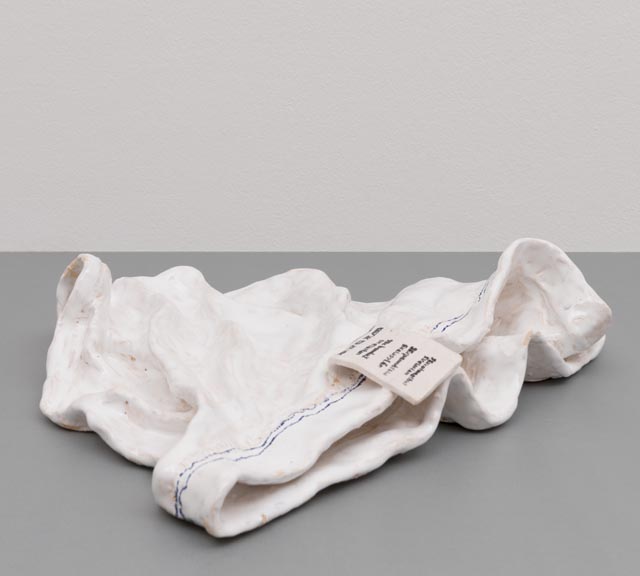 Janis Löhrer, Unterhose (liegend), 2024 Keramik, glasiert