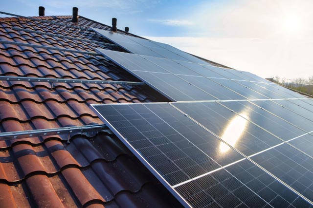Dach mit Solaranlage. Foto: Eniwa/Shutterstock