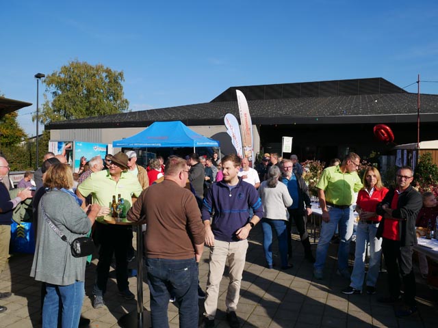 Zahlreiche Besucher waren zur Eroffnung gekommen.