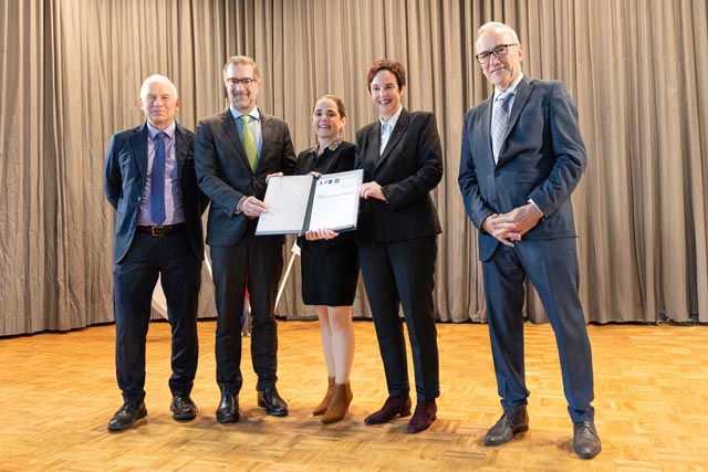 Der unterschriebene Römervertrag: Christoph Schneider, Präsident Pro Augusta Raurica; Conradin Cramer, RP Basel-Stadt; Martina Bircher, RR Aargau; Monica Gschwind, RR Basel-Landschaft; Tomas Lochman Vorsteher Historische und Antiquarische Gesellschaft. Foto: Augusta Raurica