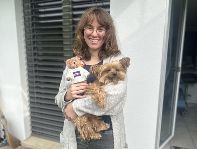 Zurück in der Heimat im Elternhaus mit der zehnjährigen kleinen Hundedame Gwenny – und einem Souvenir aus Island, einem Teddybären. Foto: Sonja Fasler