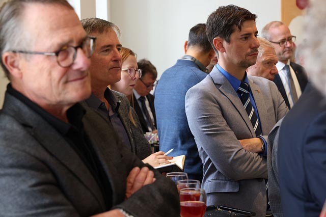 Landrat inkl. Präsident Reto Tschudin und Presse. Foto Christian Roth