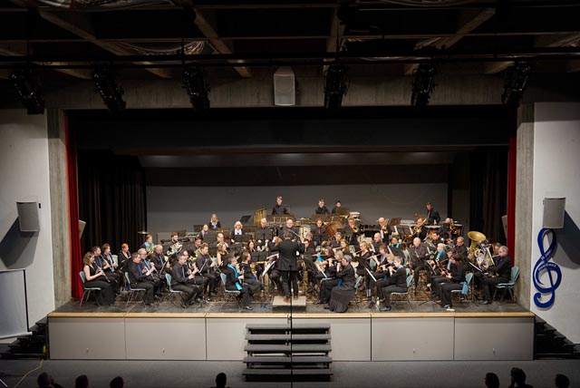 Das Orchester «musiXmaX» spielte sein Jubiläumskonzert unter der Leitung von Roland Fröscher.