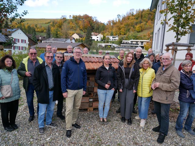 Christian Kramer (Dritter von links), neben ihm Marc Jäger, Beatrice Wochele Bindschädler, Noemi Leu und hinter ihr Thomas Leu inmitten der Besucher