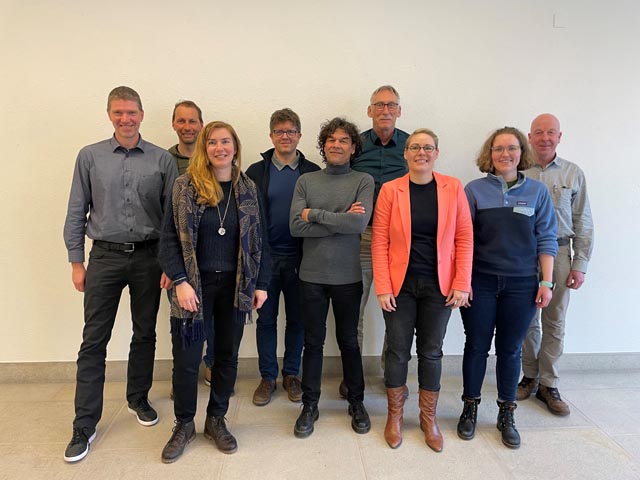 Von links: Gemeinderat Joel Blunier, Buchs; Thomas Anliker, Natur- und Vogelschutzverein Muhen; Jacqueline von Arx, Projektleitung; Philipp Holzherr, Mitglieder der Landschaftskommission Un-terentfelden, Grossrat Thomas Baumann, Gemeinderat Suhr und Kommissionspräsident; Thomas Ger-ber, Natur- und Vogelschutz Aarau, Alexandra Mächler, aarau regio Geschäftsführerin; Gemeinderätin Géraldine Studemann, Schönenwerd, Werner Lutz, Forstverwaltung Suhr-Buchs. Auf dem Gruppenbild fehlen: Gemeinderat Kevin Friker, Oberentfelden, Elisabeth Kaufmann, Leiterin Fachstelle Umwelt und Klima Stadt Aarau, und Gemeinderat Christian Moricchi, Buchs (ersetzt Gemeinderat Joel Blunier, Buchs). Foto: zVg