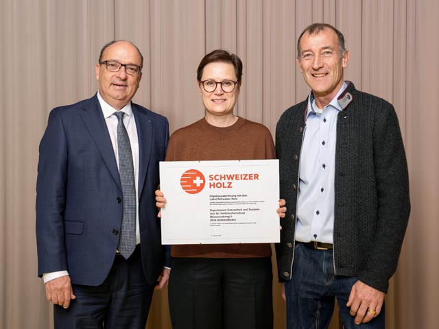Von links: Regieungsrat Dr. Markus Dieth, Leiterin Amt für Verbraucherschutz Dr. Alda Breitenmoser und Pro Holz Präsident Anton Möckel: Foto: © Beni Basler Aarau